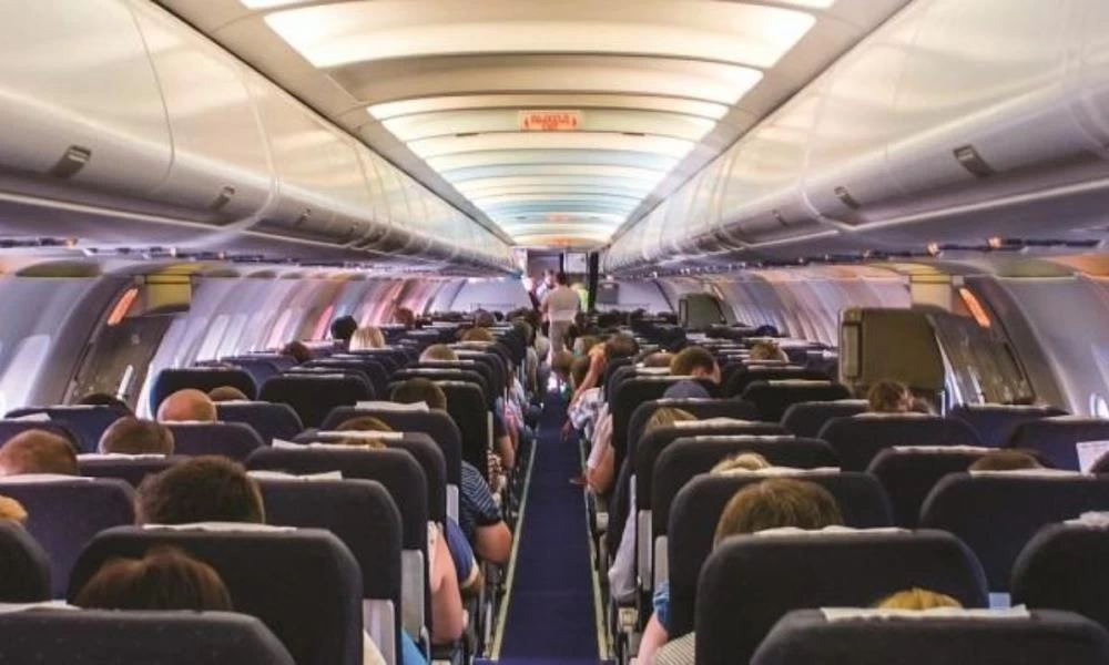 Tρόμος στον αέρα: Πήγε να ανοίξει την πόρτα αεροπλάνου εν ώρα πτήσης